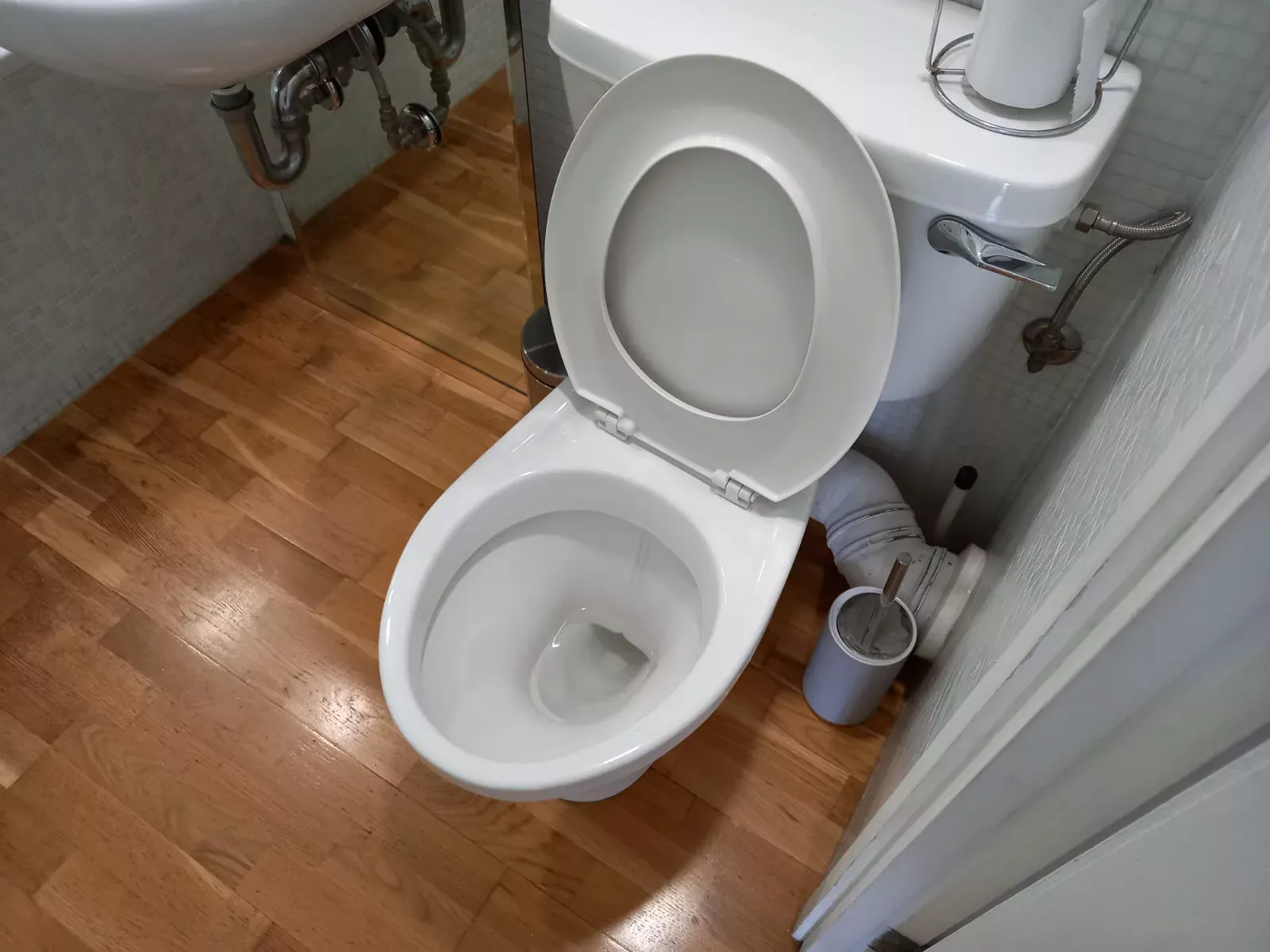 Toilet and bathroom floor cleaned by Palminia LLC